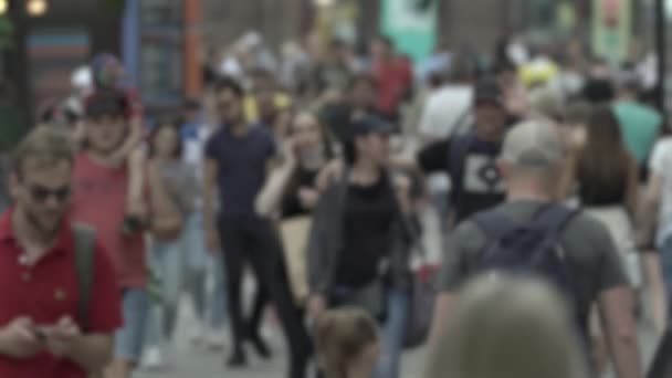 Silueta unei străzi aglomerate a orașului — Videoclip de stoc