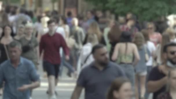 Egy zsúfolt városi utca sziluettje — Stock videók