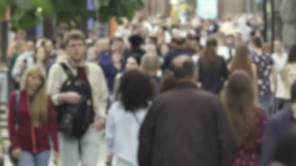 Silhouette of a crowded city street — Stok video