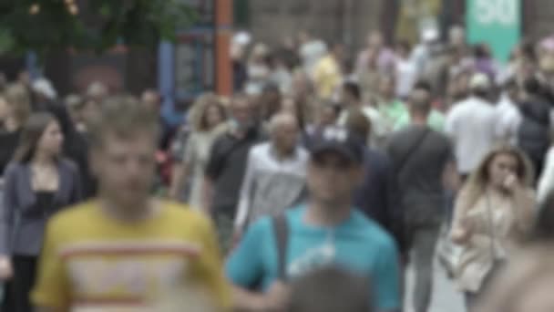 Силуэт многолюдной городской улицы — стоковое видео