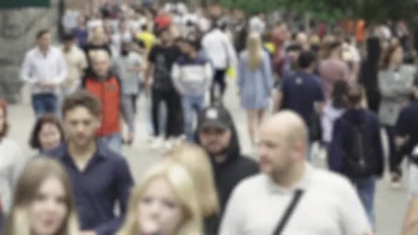 Silueta de una calle llena de gente — Vídeo de stock