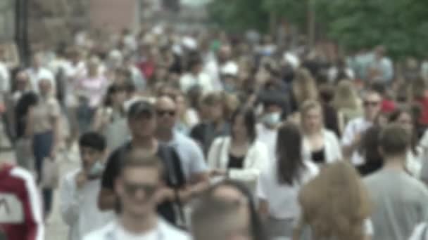 Silhouette einer überfüllten Straße in der Stadt — Stockvideo