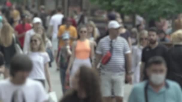 Silhouette of a crowded city street — Stock Video