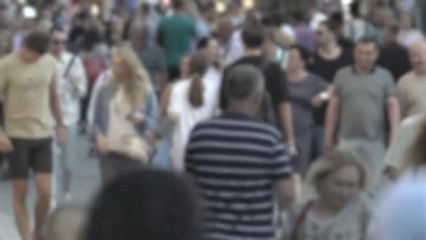Silhouette einer überfüllten Straße in der Stadt — Stockvideo