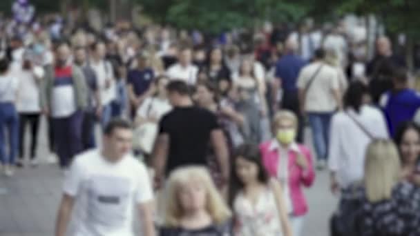 Silhuet af en menneskemængde i en storby i løbet af dagen – Stock-video