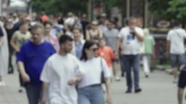 Silhueta de uma multidão em uma metrópole durante o dia — Vídeo de Stock