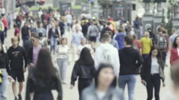 Sziluett a tömeg egy metropoliszban a nap folyamán — Stock videók