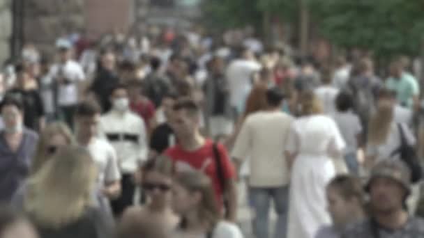Sziluett a tömeg egy metropoliszban a nap folyamán — Stock videók