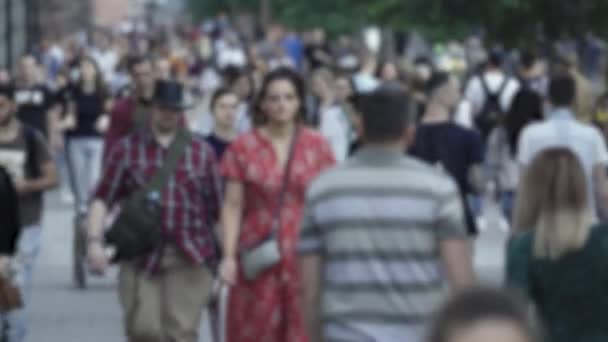 Σιλουέτα του πλήθους σε μια μητρόπολη κατά τη διάρκεια της ημέρας — Αρχείο Βίντεο