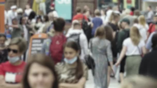 Silhouette of a crowd in a metropolis during the day — Stok video