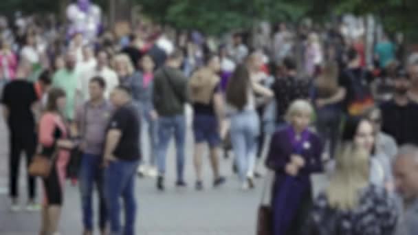 Silhouette of a crowd in a metropolis during the day — 비디오