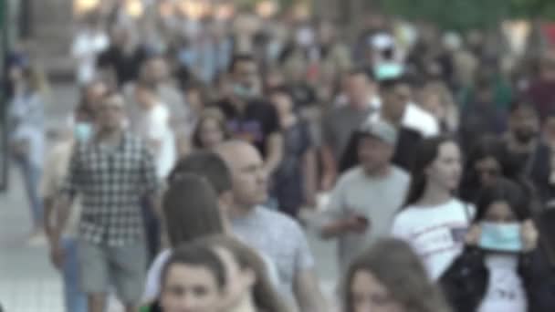 Silhouette of a crowd in a metropolis during the day — Stok video