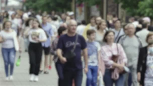 Silhouette d'une foule dans une métropole pendant la journée — Video