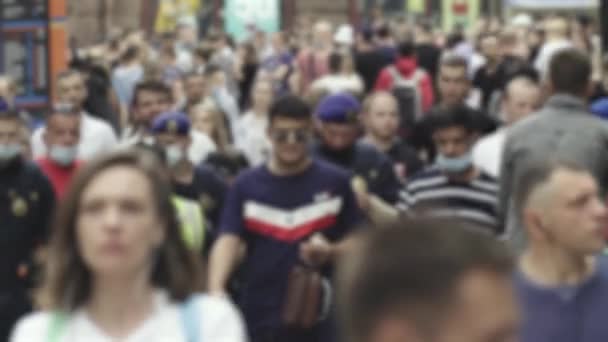 Silhouette of a crowd in a metropolis during the day — Stok video