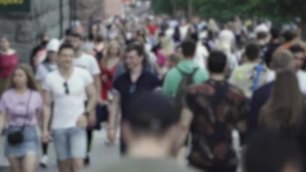 Σιλουέτα του πλήθους σε μια μητρόπολη κατά τη διάρκεια της ημέρας — Αρχείο Βίντεο