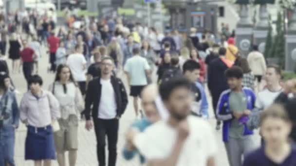 Siluet kerumunan orang di sebuah metropolis pada siang hari — Stok Video