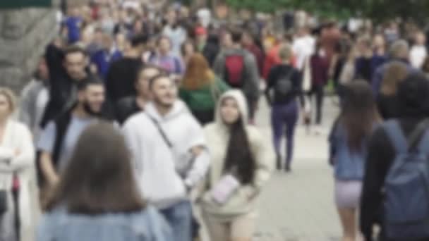 Silhouet van een menigte in een metropool overdag — Stockvideo