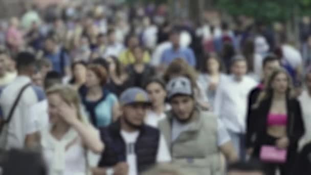 Силуэт толпы в мегаполисе в течение дня — стоковое видео