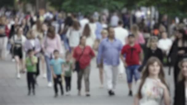 Silhouette d'une foule dans une métropole pendant la journée — Video