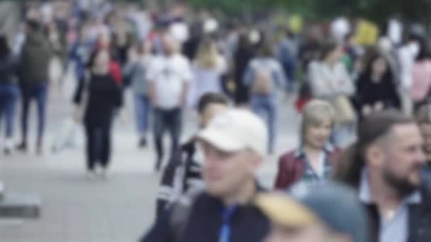 Silhouette d'une foule dans une métropole pendant la journée — Video