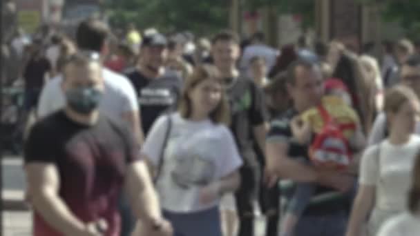 Silhouette d'une foule dans une métropole pendant la journée — Video