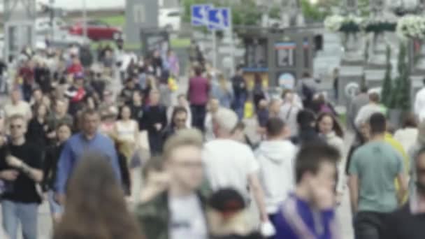 Silhouette di una folla in una metropoli durante il giorno — Video Stock
