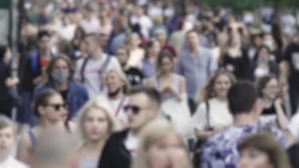 Силуэт толпы в мегаполисе в течение дня — стоковое видео