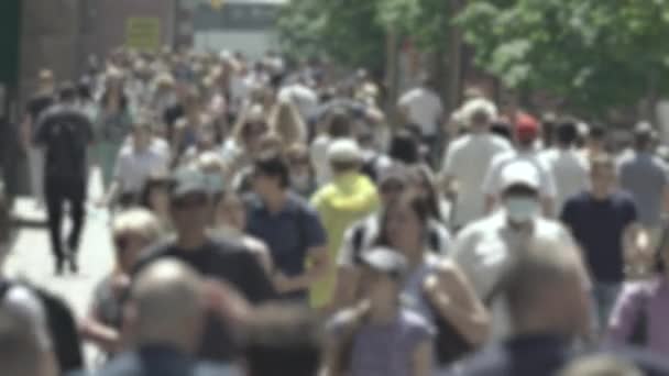 Silhouette d'une foule dans une métropole pendant la journée — Video