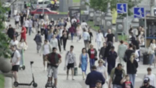 Silhouette d'une foule dans une métropole pendant la journée — Video