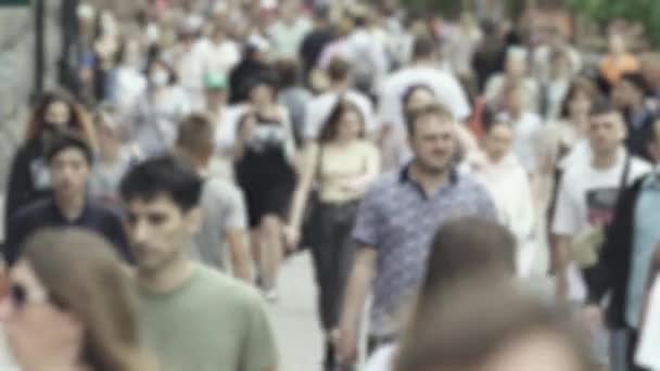 Silhouette of a crowd in a metropolis during the day — Stok video