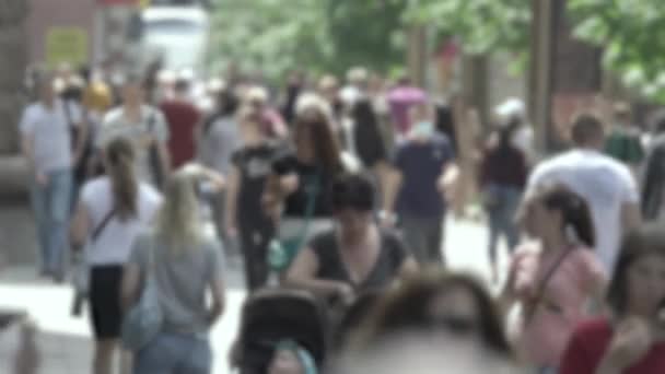 Silhouette of a crowd in a metropolis during the day — Stock Video