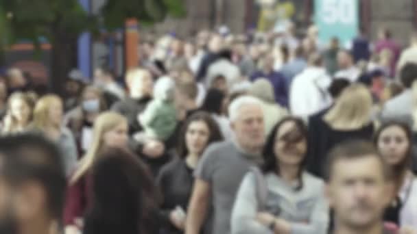 Silhouette of a crowd in a metropolis during the day — Stok video