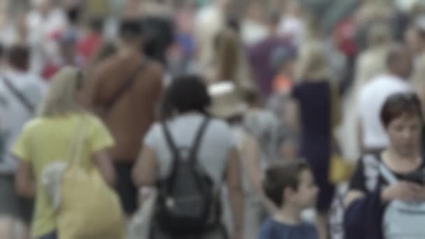 Silhouet van een menigte in een metropool overdag — Stockvideo