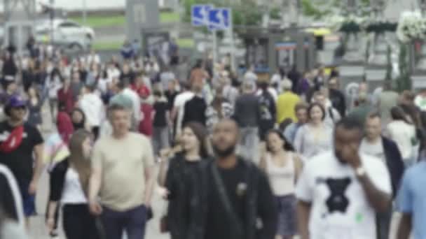 Силуэт потока людей в городе — стоковое видео