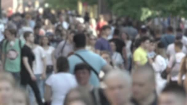 Silhouette of the flow of people in the city — Stok video