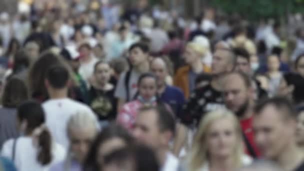 Silhouette de la circulation des personnes dans la ville — Video