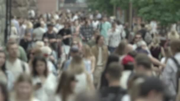 Silhouette de la circulation des personnes dans la ville — Video