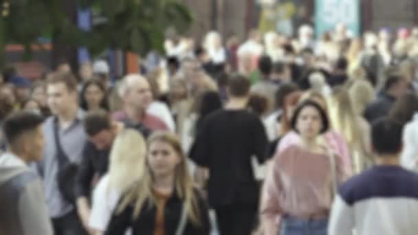 Silhouette de la circulation des personnes dans la ville — Video