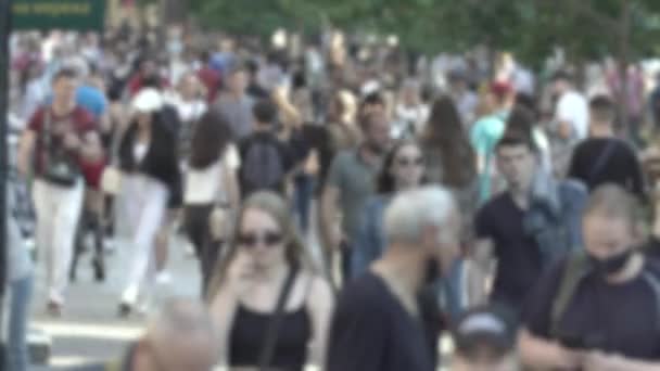 Silhouette of the flow of people in the city — Stok video