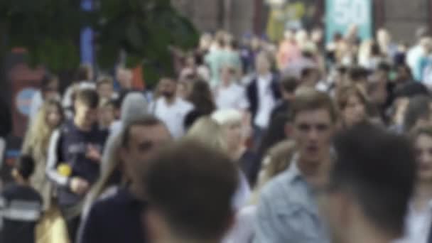 Silhouette de la circulation des personnes dans la ville — Video