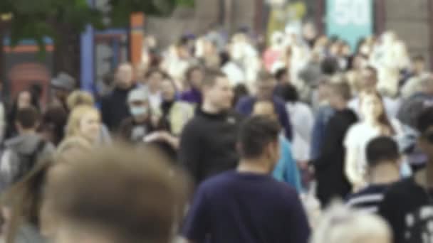 Silhouette of the flow of people in the city — Stok video