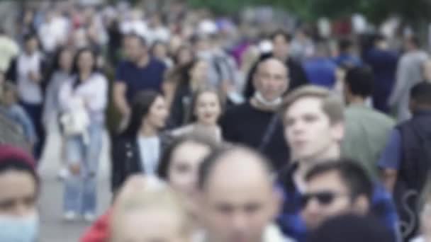 Silhouette de la circulation des personnes dans la ville — Video