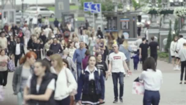 Silhouette de la circulation des personnes dans la ville — Video