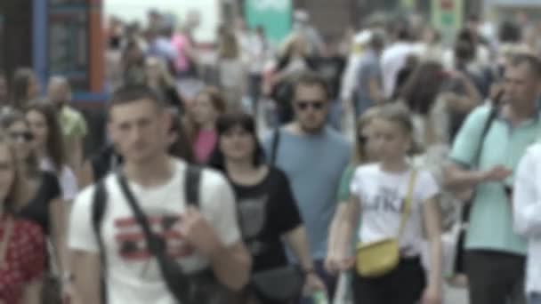 Silhouette of the flow of people in the city — Stok video