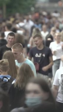 Vertical video of a crowd of people