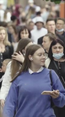 Vertical video of a crowd of people