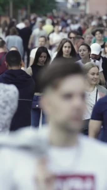 Vertical video of a crowd of people — Stok Video