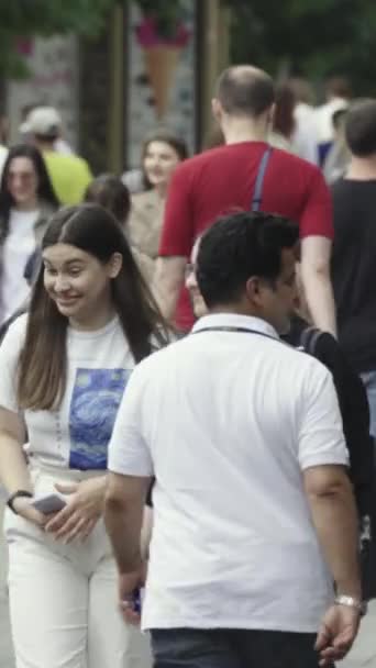 Вертикальне відео натовпу людей — стокове відео