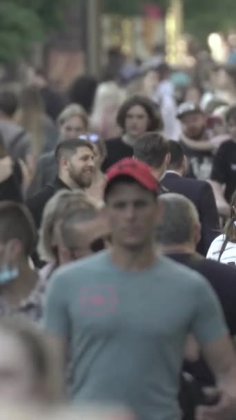 Vertical video of a crowd of people — Vídeo de Stock