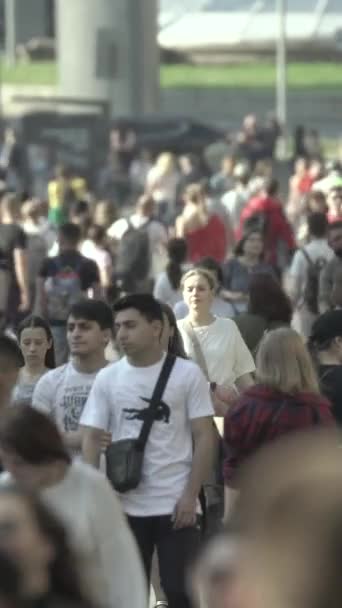 Vertical video of a crowd of people — Vídeos de Stock